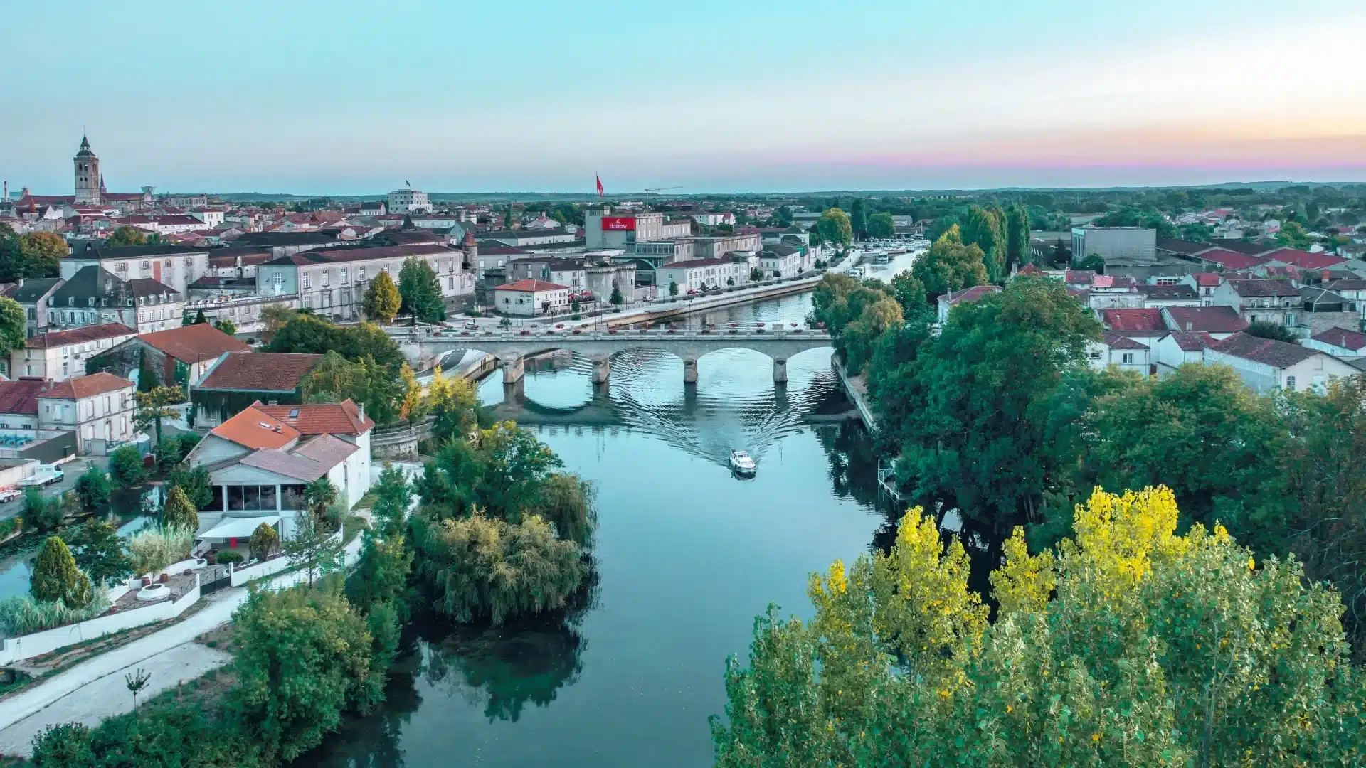 Vue aérienne de Cognac et de la Charente